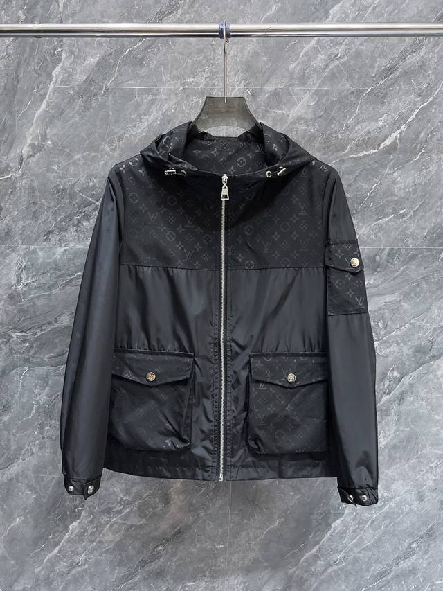 路易威登Lv 2025春季新款休闲夹克外套，最新时尚休闲拉链夹克，时尚连帽夹克外套基础常规的连帽夹克版型裁剪，上身百搭简约不挑人，轻松应对各种场合与环境，属于日