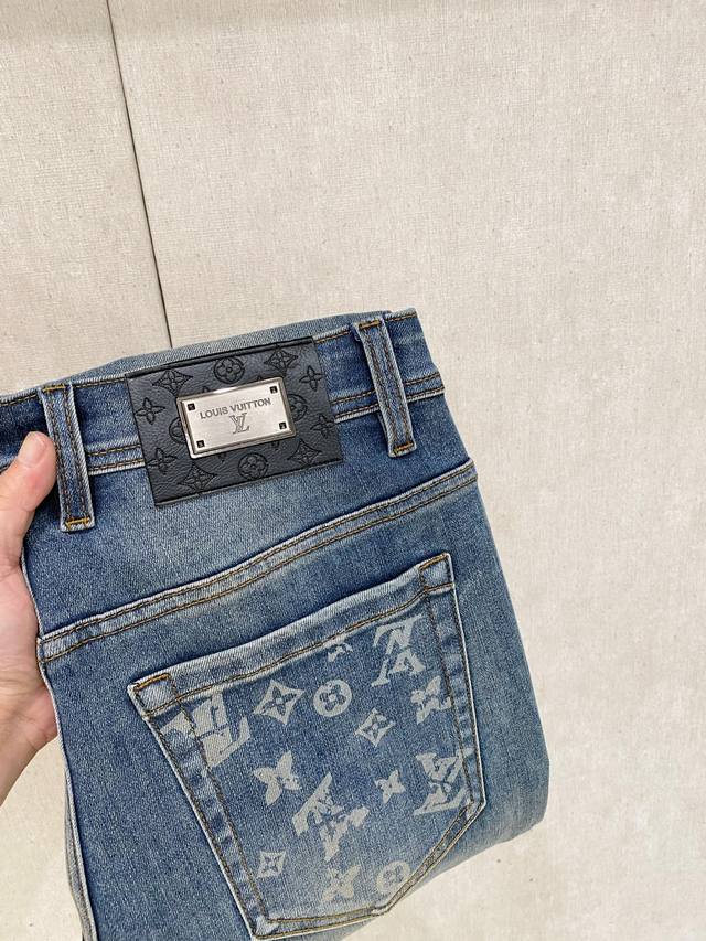 Lv 2025秋冬男士水洗小直筒牛仔裤！贸易公司渠道牛货，品相超赞，时尚圈万能的百搭裤王，欧美街拍中高频穿搭示范，皮革腰牌Logo设计！且是奢侈品牌每季必出的单