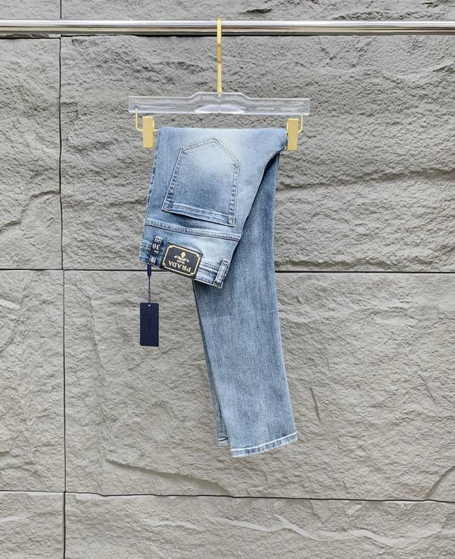 prada 普拉达 男士丹宁牛仔裤，官宣画册海报穿搭款！ 客供高级进口的丹宁原色面料，特选日本冈山纯正13Oz 盎司牛仔布料，重磅环保植物酵素水洗工艺，肌理有着