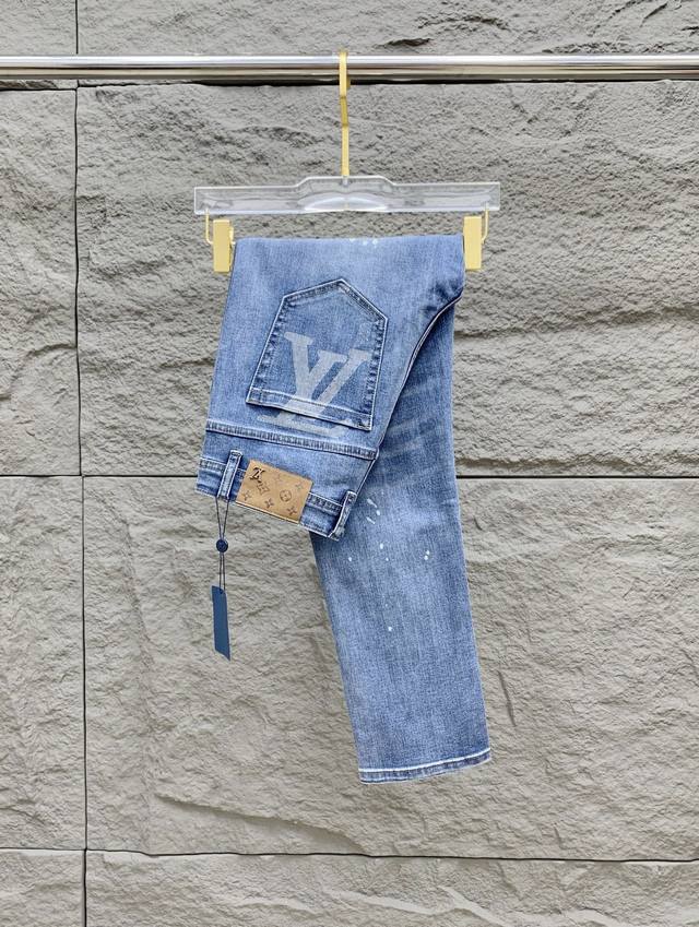 Lv 男士丹宁牛仔裤，官宣画册海报穿搭款！ 客供高级进口的丹宁原色面料，特选日本冈山纯正13Oz 盎司牛仔布料，重磅环保植物酵素水洗工艺，肌理有着淡淡的复古色彩