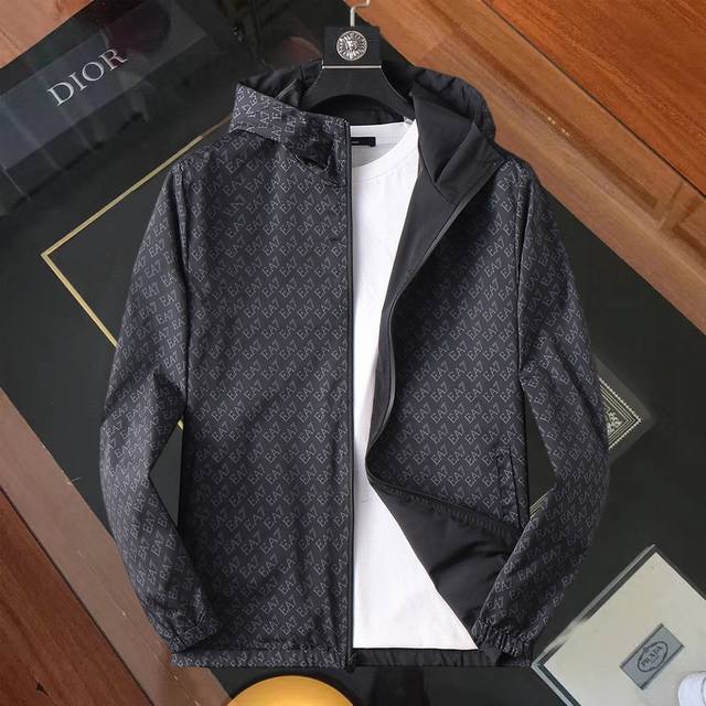 阿玛尼 官网同款！2025春秋新款牛仔男士夹克外套，原单三标齐全高端版本！专柜定制面料 透气舒适度高，细节无可挑剔，品牌元素设计理念，体现高品质。手感细腻柔软！