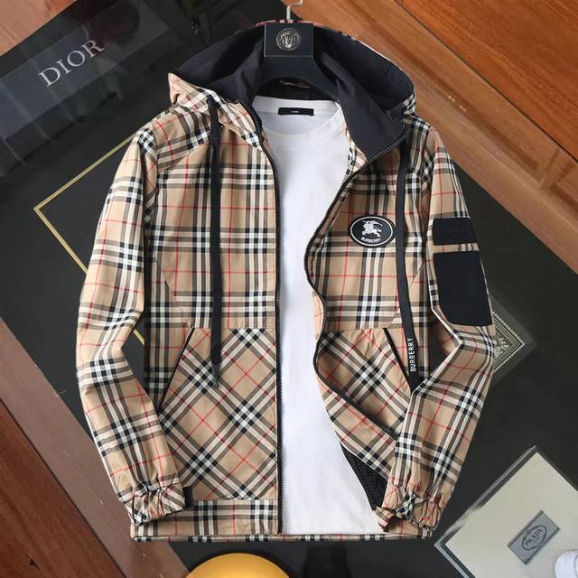 巴宝莉 2025春秋新款夹克外套，秀场新品品相非常完美，舒适保暖，三标齐全色泽饱满诱人，非常出彩的设计，轻松将时髦感进阶，做工极为考究严谨，走线工整细致！大牌设