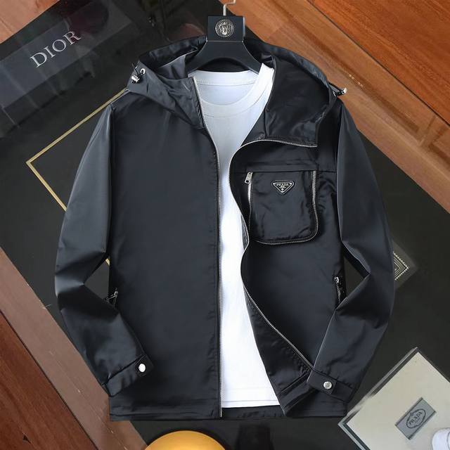 迪奥 2025春秋新款夹克外套，秀场新品品相非常完美，舒适保暖，三标齐全色泽饱满诱人，非常出彩的设计，轻松将时髦感进阶，做工极为考究严谨，走线工整细致！大牌设计