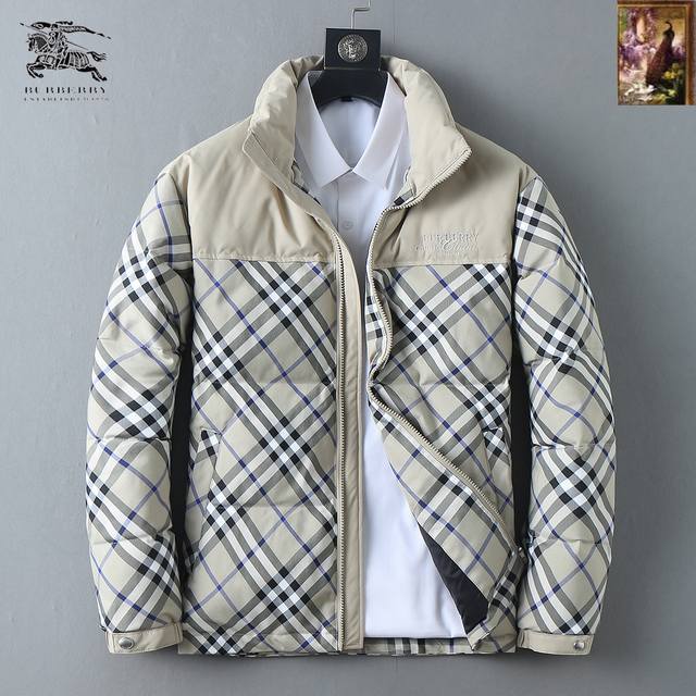 巴宝莉 2025秋冬新款羽绒服。这款号称羽绒服届最贵的，全部90绒的。带着经典的Logo组合搭配，第一眼看到就是满满的视觉冲击，保暖性能更出色，轻便不厚重，且压