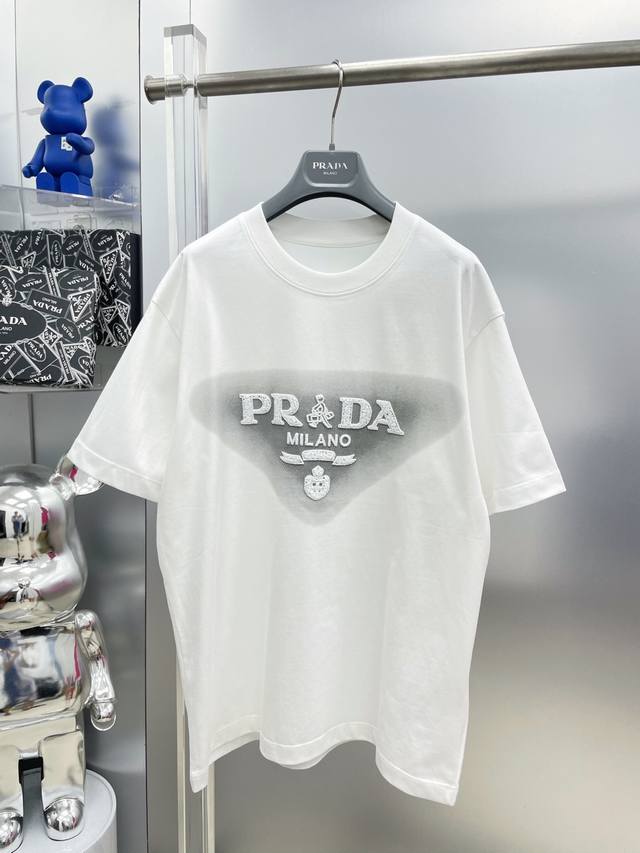 pra 普拉达 高克重 2025夏季新款字母小人刺绣三角Logo最新品短袖 Dd 专柜同步有售，原单狠货，时尚进口原版科技面料，上身舒适透气，原版定制五金辅料，