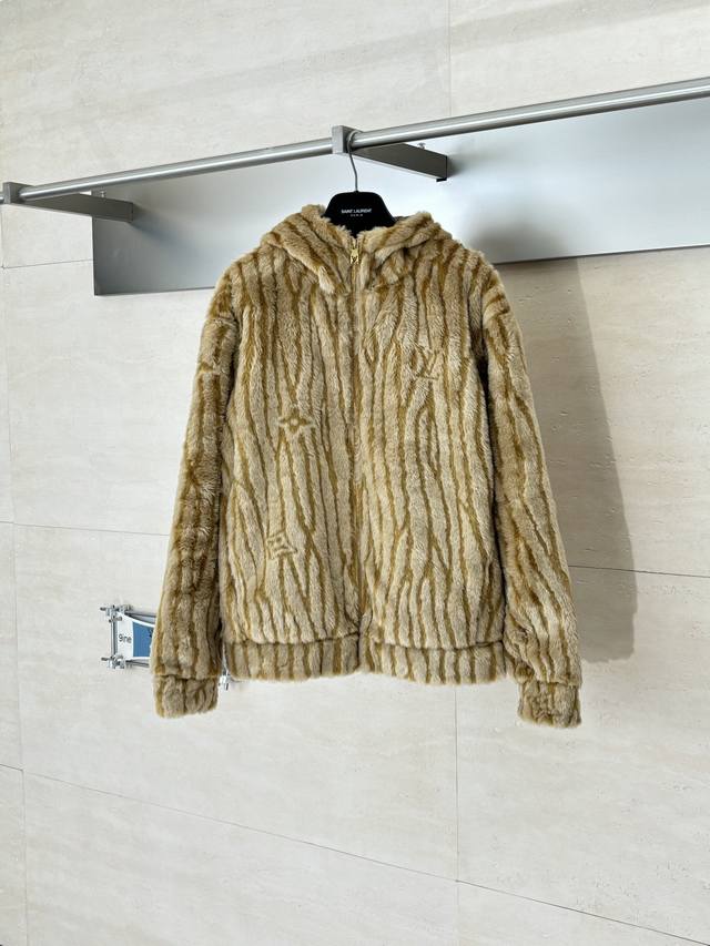 LV 路易 Ss26新款 Ski滑雪系列字母条纹提花毛毛连帽夹克外套 以原版为基准实现面布里布1:1精准复刻 主体采用质感丰盈的提花毛毛布 通过手工对位裁剪工艺