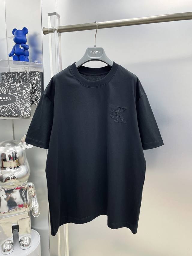 Ck 高克重 2025夏季新款重工刺绣字母主题Logo最新品短袖 Dd 专柜同步有售，原单狠货，时尚进口原版科技面料，上身舒适透气，原版定制五金辅料，上身帅气有