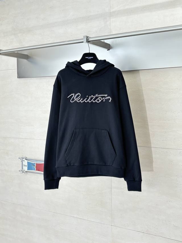 LV 路易 Ss26 早春系列袋鼠兜串珠装饰连帽卫衣 采用高克重精梳棉卫衣绒面料 通过双面刷绒鱼鳞底工艺形成内外统一的丰糯触感 32支双纱结构确保面料在长期穿着