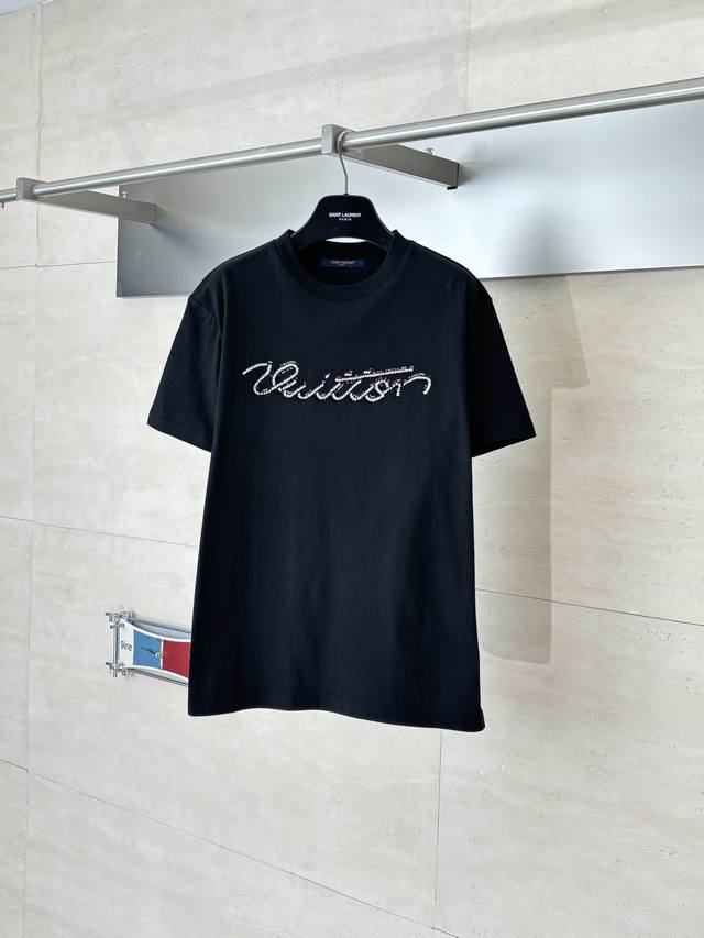 LV 路易 Ss26 早春新款 串珠字母装饰短袖T恤 采用高支双纱纯棉面料 领口为经典圆领设计，罗纹针织工艺打造适中弹性 贴合颈部线条同时不易松垮 衣身正面饰有