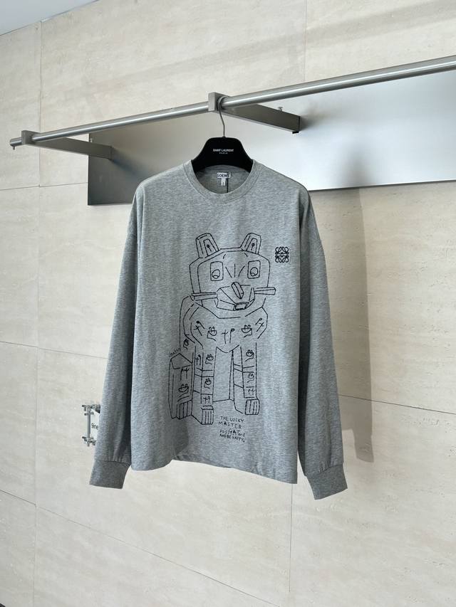 Loew* 罗意威 Ss26 Louis Wain 联名灰色宽松长袖T恤 进口棉质面料为基底，上身舒适透气 标志性的Oversize宽松廓形与基础圆领设计 兼顾