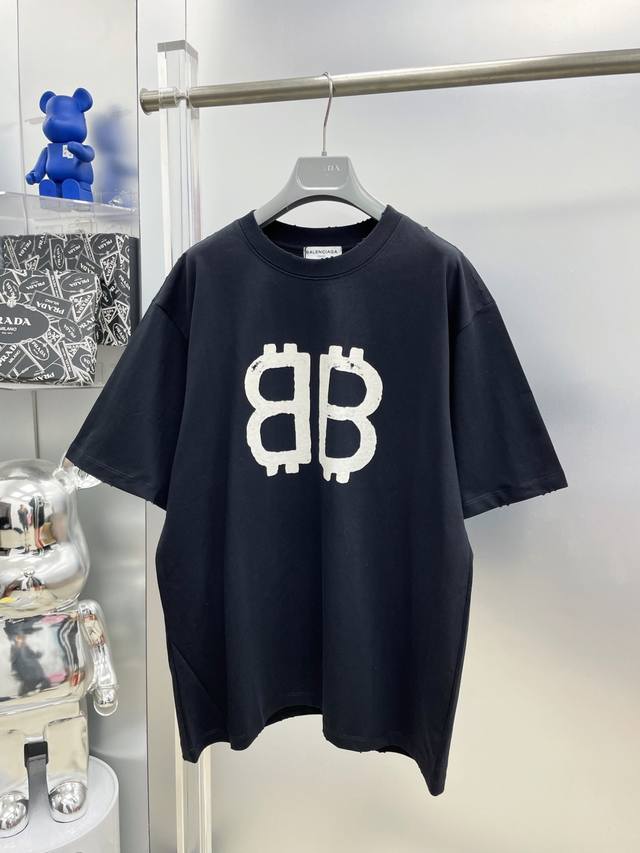 Bal* 巴黎 高克重 2025夏季新款Bb残缺比特币字母印花Logo最新品短袖 Dd 专柜同步有售，原单狠货，时尚进口原版科技面料，上身舒适透气，原版定制五金