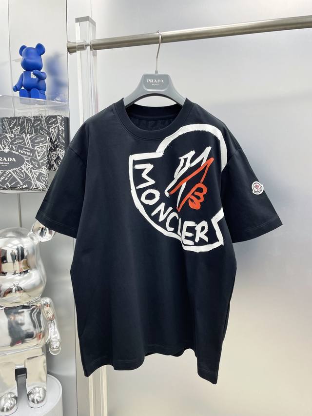 Mon*蒙口 高克重 2025夏季新款手绘涂鸦字母品牌印花Logo最新品短袖 Dd 专柜同步有售，原单狠货，时尚进口原版科技面料，上身舒适透气，原版定制五金辅料