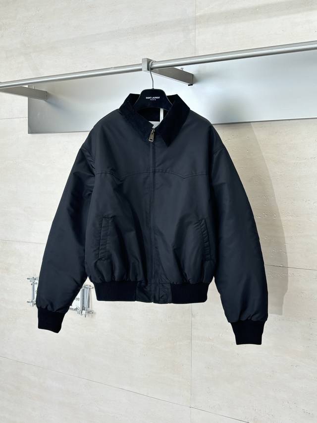 Maison Margiel* 马吉拉Mm6 基础素色拉链棉服夹克外套 这件夹克采用撞材质拼接工艺：衣身主体选用高密哑光尼龙面料，表面经细微压纹处理，兼具挺括感