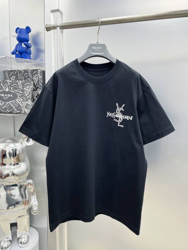 Ysl 圣罗兰 Slp 高克重 2025夏季新款印花钉珠字母Logo最新品短袖 Dd 专柜同步有售，原单狠货，时尚进口原版科技面料，上身舒适透气，原版定制五金辅