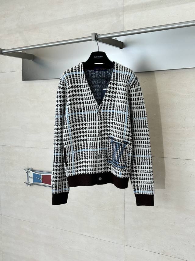 LV 路易 Ss26 早春新款 字母嵌花千鸟格针织提花开衫 本款开衫采用全幅提花工艺织造主体图案，以69%绵羊毛混纺31%锦纶的纱线，将千鸟格纹与淡蓝色线条肌理