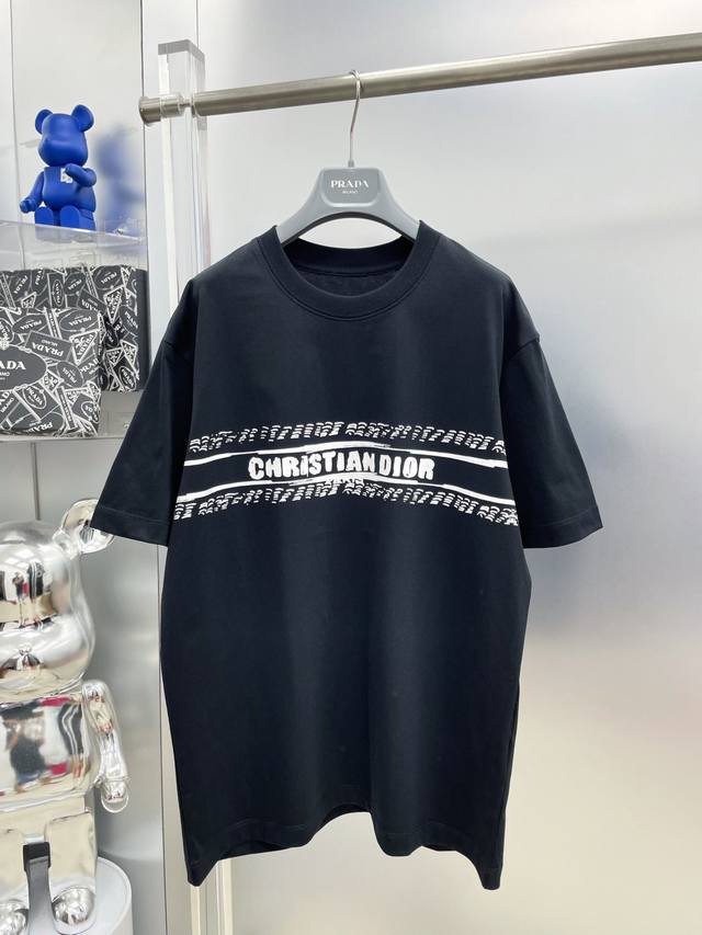 Di*迪 Cd 2025夏季新款手绘涂鸦字母主题Logo最新品短袖 Dd 专柜同步有售，原单狠货，时尚进口原版科技面料，上身舒适透气，原版定制五金辅料，上身帅气