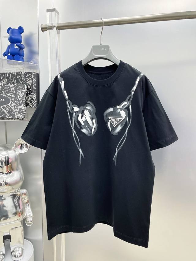 pra 普拉达 高克重 2025夏季新款手绘涂鸦发泡三角徽标字母印花Logo最新品短袖 Dd 专柜同步有售，原单狠货，时尚进口原版科技面料，上身舒适透气，原版定