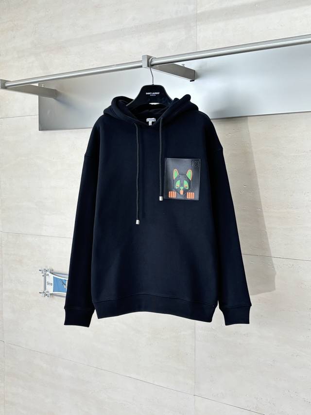 Loew* 罗意威 Ss26 Louis Wain联名 皮质印花口袋连帽卫衣 以品牌标志性的中克重棉质抓绒为主体面料 胸前装饰皮革贴袋 袋面采用Louis Wa