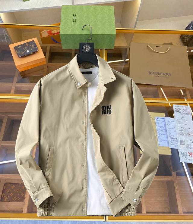 Miu Miu 官网同款，三标齐全，提前发售 2025Ss秋冬新款男士夹克外套，原单三标齐全高端版本 专柜定制面料 透气舒适度高，细节无可挑剔，品牌元素设计理念