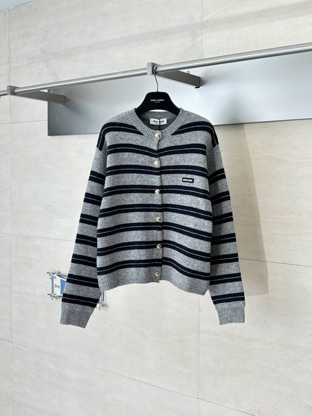 Miumi* 谬谬 Fw25 羊毛条纹撞色针织开衫 羊毛混纺面料制作 饰有品牌标识徽标 减龄条纹图案 圆领领口纽扣开合弹力版型 三标齐全 Size：36 38