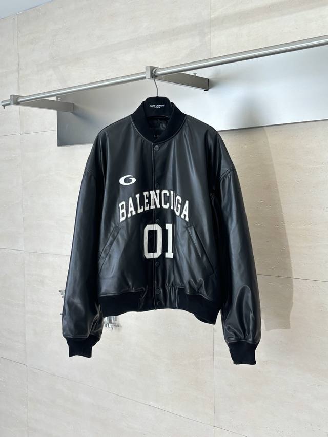 Balenciag* 巴黎世家 Basketball Series Logo字母刺绣棒球领长袖飞行员 人造皮宽松版型 定制环保再生材料还原Yb的立挺 胸口字母及