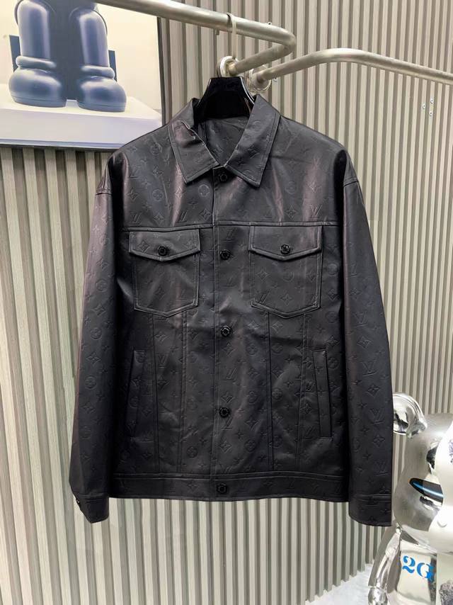 Lv 官网同款，三标齐全，提前发售 2025秋冬新款男士夹克外套， 原单三标齐全高端版本 专柜定制面料 透气舒适度高，细节无可挑剔，品牌元素设计理念，体现高品质