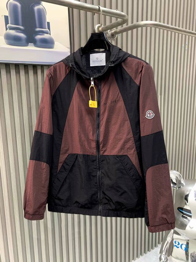蒙口 官网同款，三标齐全，提前发售 2025秋冬新款男士夹克外套， 原单三标齐全高端版本 专柜定制面料 透气舒适度高，细节无可挑剔，品牌元素设计理念，体现高品质