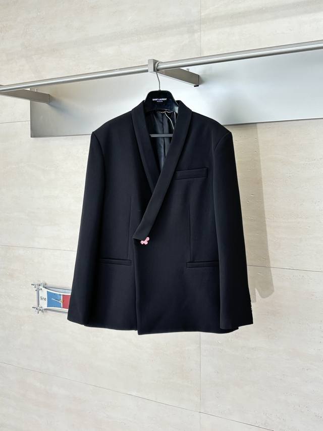 LV 路易 Fw25 Nigo联名款 双排扣花朵五金扣纯色西装外套 面料采用原版一致超高支进口精纺羊毛混纺锦纶材质，色光、质感与原版毫无色差，辅料五金均为开模定