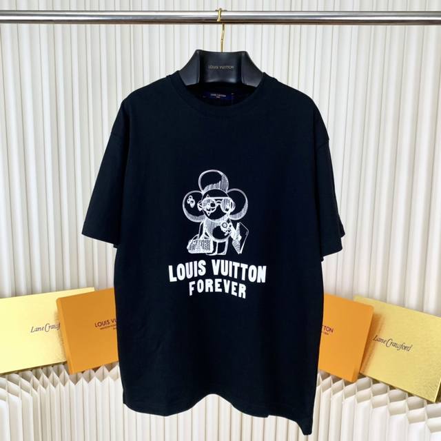 Lv 23早春限定新品最新元素太阳花限定印花短袖T恤 Size：Xs-S-M-L 印花采用精密模具印花效果。标识性老花再次入眼 一眼锁定的Bigger神T 客供