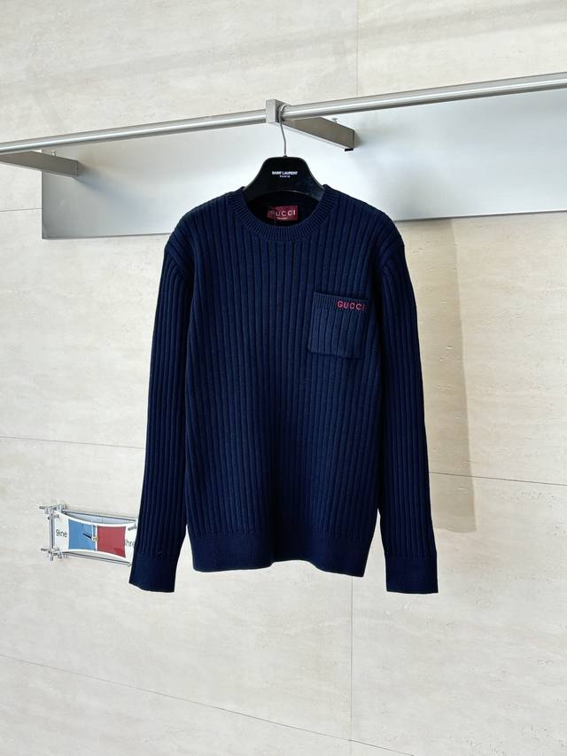 Gucc* 古驰 重磅螺纹针织真丝羊毛混纺圆领毛衣 胸口高密度百灵达万针刺绣，吊牌辅料全部还原原版。 面料采用进口纯棉纱线混纺羊毛，上身舒适高级感拉满，无数网红