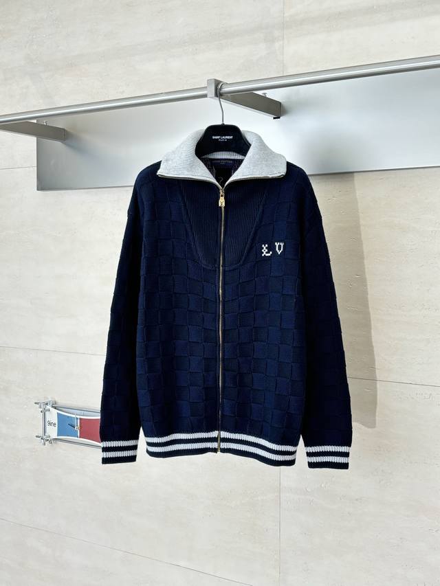 LV 路易 Ss26 暗纹棋盘格提花针织马赛克Logo拉链开衫 定织定染原版一致纱线，采用35%羊毛混纺纱线 成衣重达两斤多 Size：S M L Xl