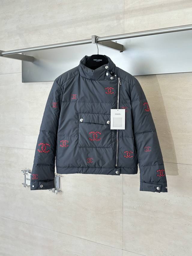 女款 Chane* 香奈儿 双C镂空压胶短款羽绒服外套 采用绗缝多层面料 立领侧拉链 翻盖贴袋设计完美版型上身百搭少女时髦又帅气 90%白鹅绒填充 保暖拒绝臃肿