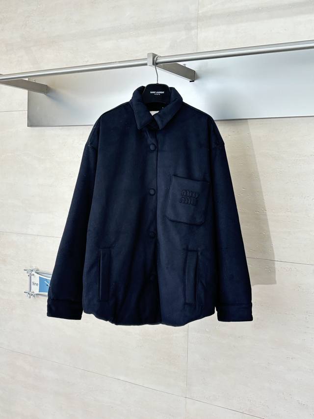 Miumi* 谬谬 纯色徽标羊毛按扣羽绒夹克外套 原27,500购入，定染色织纱线，里面料特性是贴身舒适亲肤不起球。领口采用同面料常规双层衬衫领口，左右领口格纹