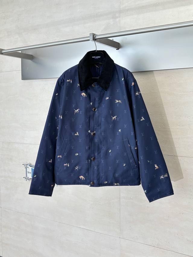 LV 路易 Ss26 早春新款 动物印花灯芯绒翻领夹克外套 采用高密抗皱锦纶面料，质地轻薄挺括，触感顺滑且具备优异的防风性，穿着舒适无负担；衣身满印品牌经典Mo