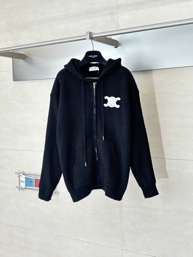 Celin* 赛琳 刺绣标识针织连帽拉链外套 面料采用55美丽奴羊毛纱搭配棉纱织成。该款面料织出成品，版型立体，手感柔顺，上身不扎。帽绳尾夹采用电镀刻字工艺，还