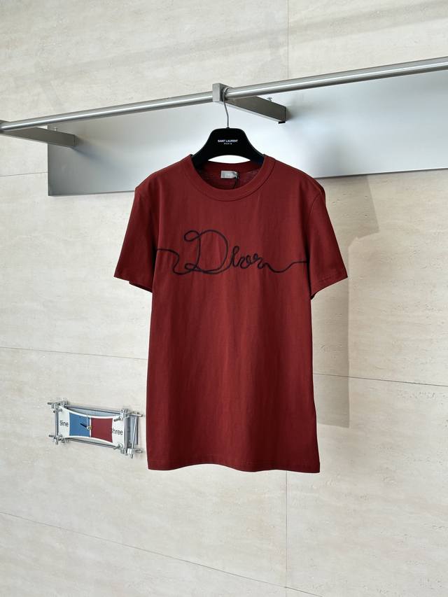 Dio* 迪奥 26春季新款 织缎徽章圆领短袖T恤 主体采用24支特纺紧密棉 185G㎡的属于轻量至中等 确保了T恤的轻盈、透气与良好的垂坠感 既适合春季单穿，