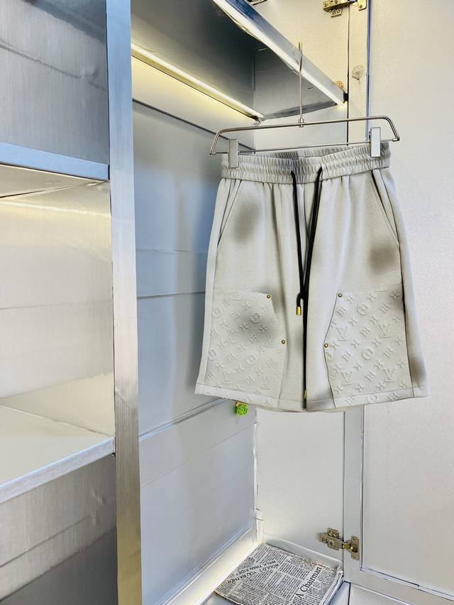 情侣款胖子福音 200斤可穿 路易威登Lv 重磅推荐！2025夏季必备专柜系列最新款短裤沙滩裤五分裤休闲裤高端订制原版五金 上身效果超正，腿部线条完全得到彰显，