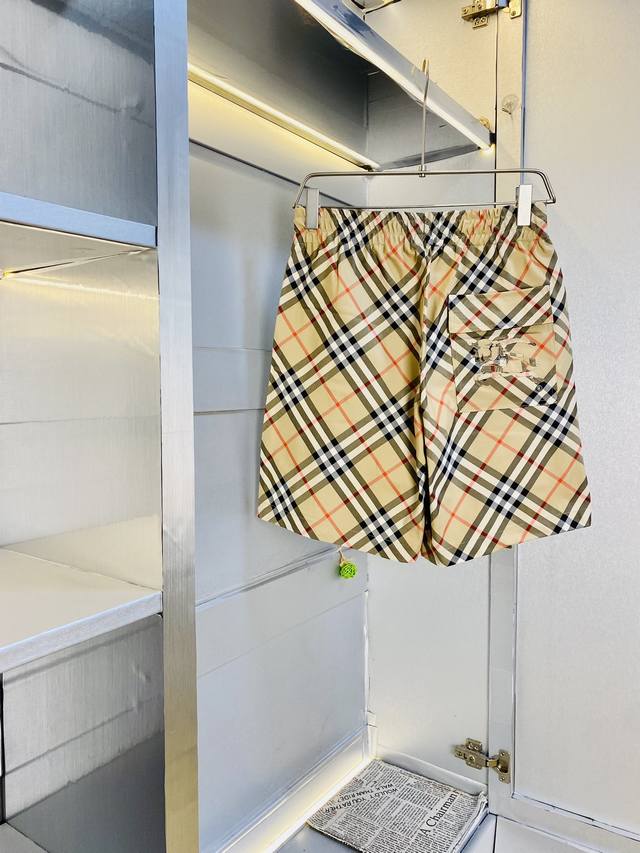 情侣款胖子福音 200斤可穿 巴宝莉Burberry 重磅推荐！2025夏季必备专柜系列最新款短裤沙滩裤五分裤休闲裤高端订制原版五金 上身效果超正，腿部线条完全