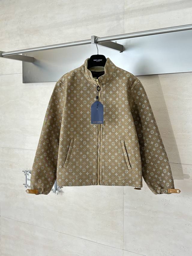 LV 路易 Fw25 Grace Coddington联名款满印拉链夹克外套 采用混纺材质，通过面里复合工艺塑造出挺括质感 兼具人棉的亲肤透气与涤纶的抗皱易打理