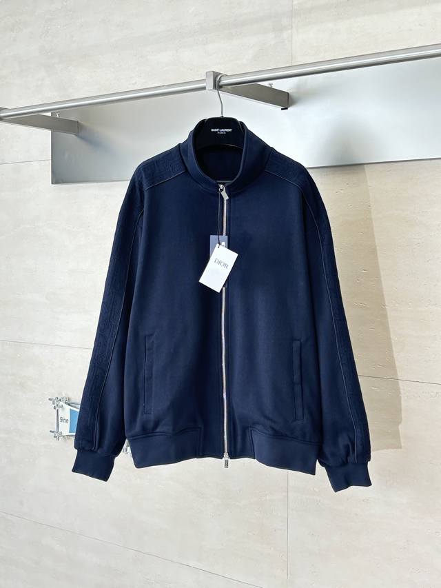 Dio* 迪奥 Ss26 早春新款 Essentials系列 定织提花织带棉质立领拉链夹克外套 原版定制面料质感出众，触感柔软顺滑，同时有着不错的挺括度，穿着舒