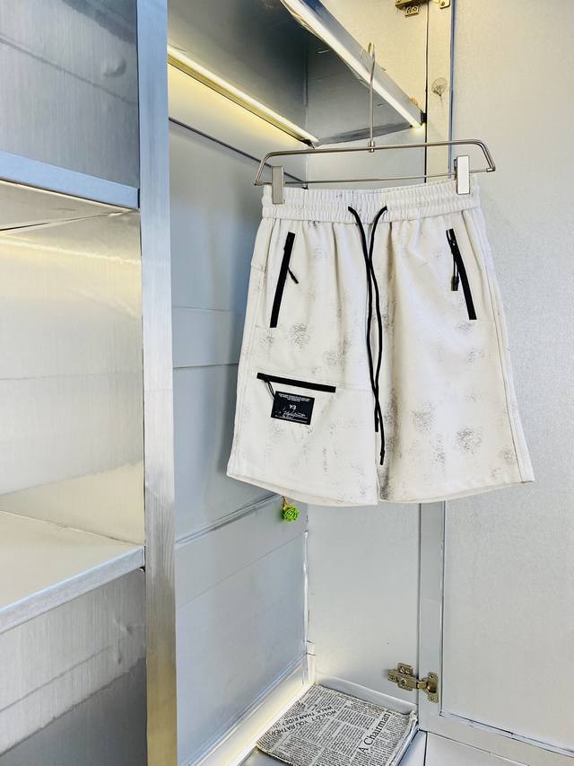 情侣款胖子福音 200斤可穿 Y-3 Y3重磅推荐！2025夏季必备专柜系列最新款短裤沙滩裤五分裤休闲裤高端订制原版五金 上身效果超正，腿部线条完全得到彰显，全