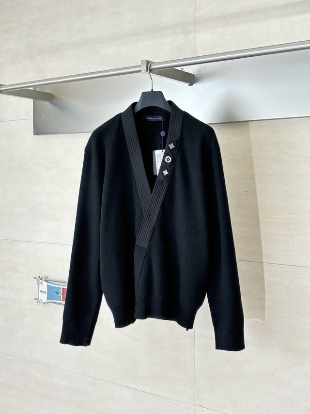 LV 路易 Fw25 Nigo联名混合装饰开衫V领针织开衫 面料选用高品质羊毛混纺材质，手感柔软细腻，具有良好的保暖性与透气性。成衣采用精密剪裁工艺，确保整体造
