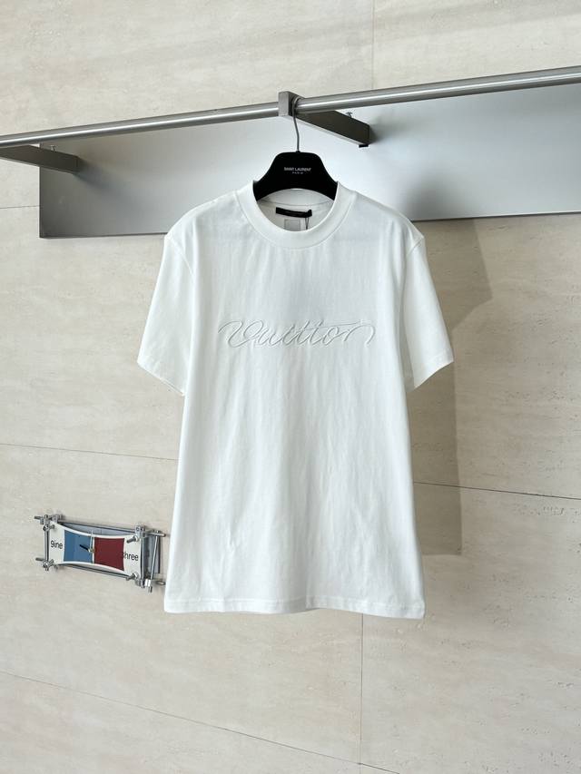 LV 路易 Ss26早春新款 纯色装饰刺绣短袖T恤 本款棉质T恤选用60支精棉纱线，克重230克 于前后分别刺绣标识和字母贴饰 呈现恰似针织肌理的视觉效果 立体