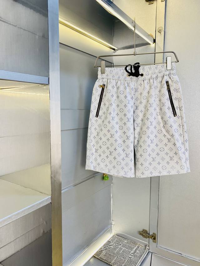 情侣款胖子福音 200斤可穿 路易威登Lv 重磅推荐！2025夏季必备专柜系列最新款牛仔短裤沙滩裤五分裤休闲裤高端订制原版五金 上身效果超正，腿部线条完全得到彰