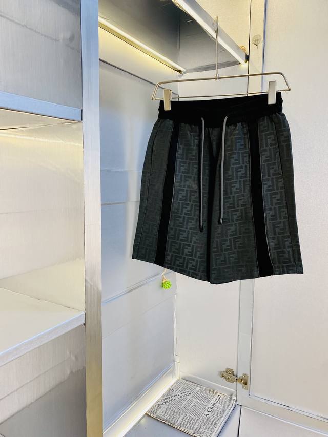 情侣款胖子福音 200斤可穿 芬迪Fendi 重磅推荐！2025夏季必备专柜系列最新款短裤沙滩裤五分裤休闲裤高端订制原版五金 上身效果超正，腿部线条完全得到彰显