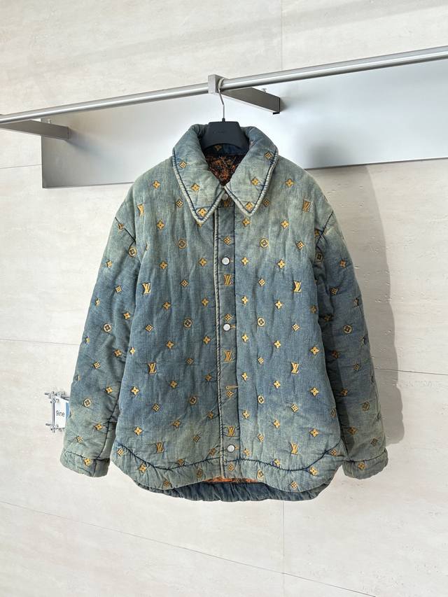 LV 路易 Ss24 菲董联名满刺绣做旧牛仔棉服 原31000购入，菲董联名系列。定制原版斜纹全棉牛仔面料，采用了刺绣花纹缝线，满幅刺绣工艺其特点在于通过精细的