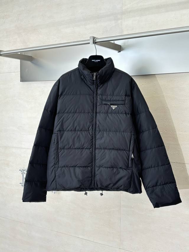 prad* 普拉达 Re-Nylon再生尼龙立领羽绒 新款为全新面料.三角徽章标为小标 原版购入开发.全部同步最新.特级鹅绒填充原厂配套五金. 柔和的廓形和包裹