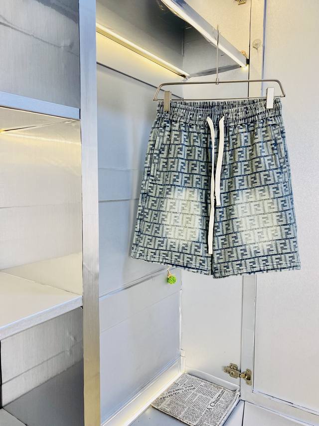 情侣款胖子福音 200斤可穿 芬迪Fendi 重磅推荐！2025夏季必备专柜系列最新款牛仔短裤沙滩裤五分裤休闲裤高端订制原版五金 上身效果超正，腿部线条完全得到