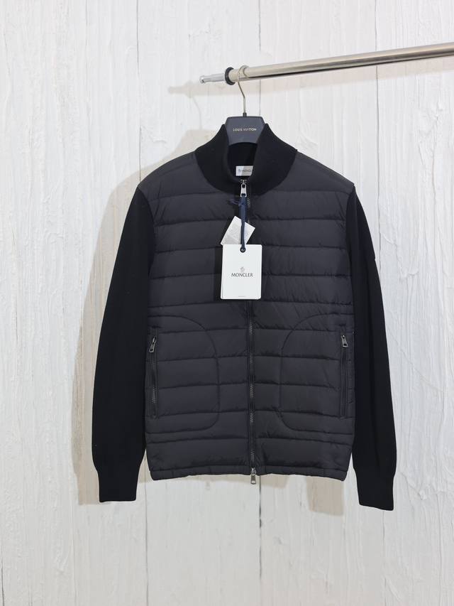 Moncle* 蒙口经典立领拉链羊毛针织拼接夹克单羽绒 冬天的内搭神器早秋必备单品。条纹绗缝短款收身版型百搭不挑人。下摆双口袋设计减龄又时髦。原版定制国标90白