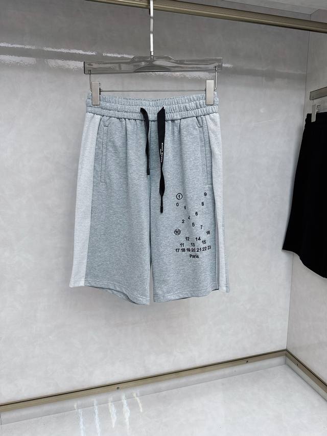 马吉拉 三标齐全 2025夏季新款男士休闲短裤，高级定制面料透气面料 透气弹力舒适度极高，细节无可挑剔，顶级辅料配备，原版Logo设计理念，手感细腻柔软！上身版